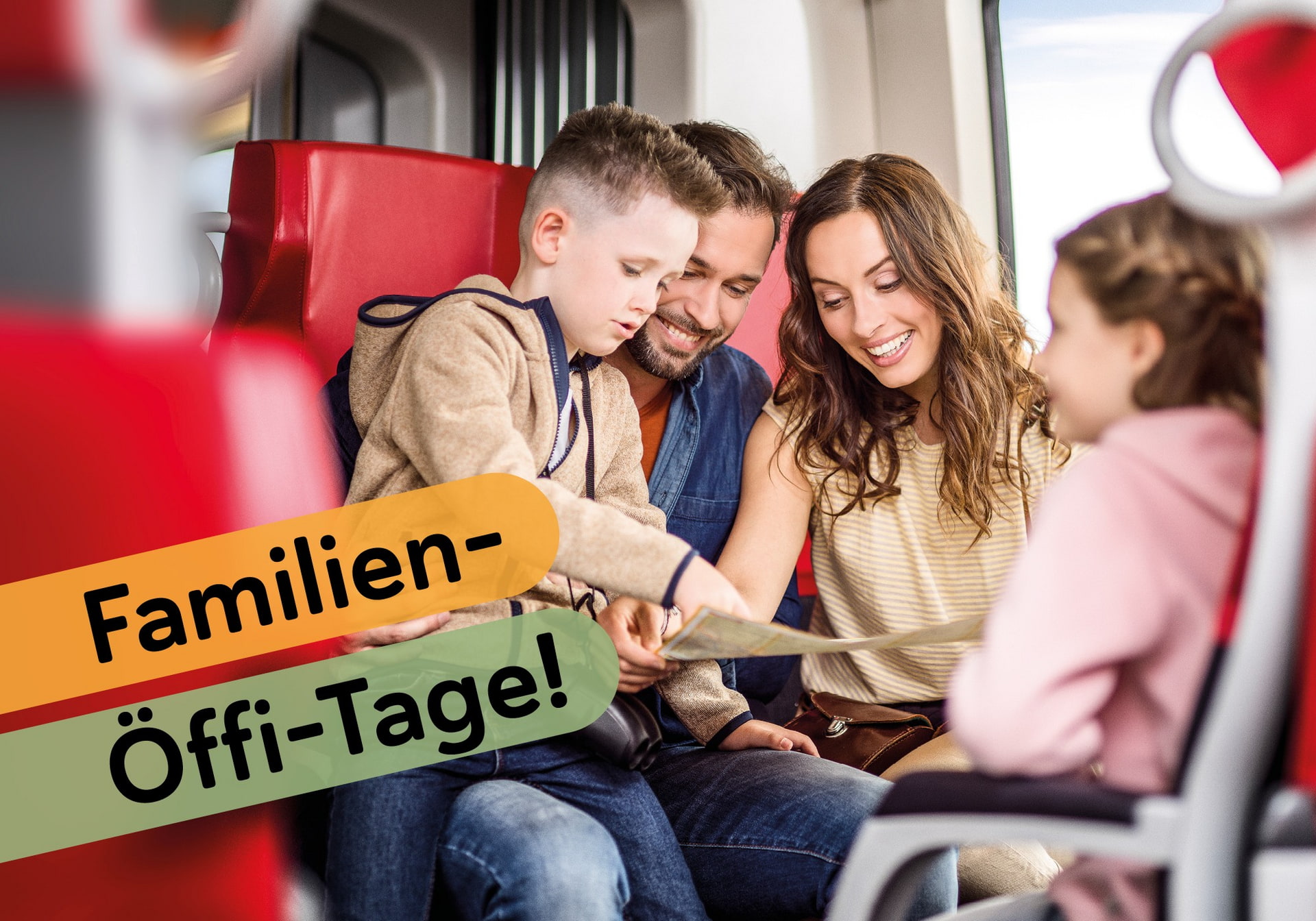 Eine Familie sitzt lächelnd zusammen im Fahrzeug und betrachtet gemeinsam einen Reiseführer.