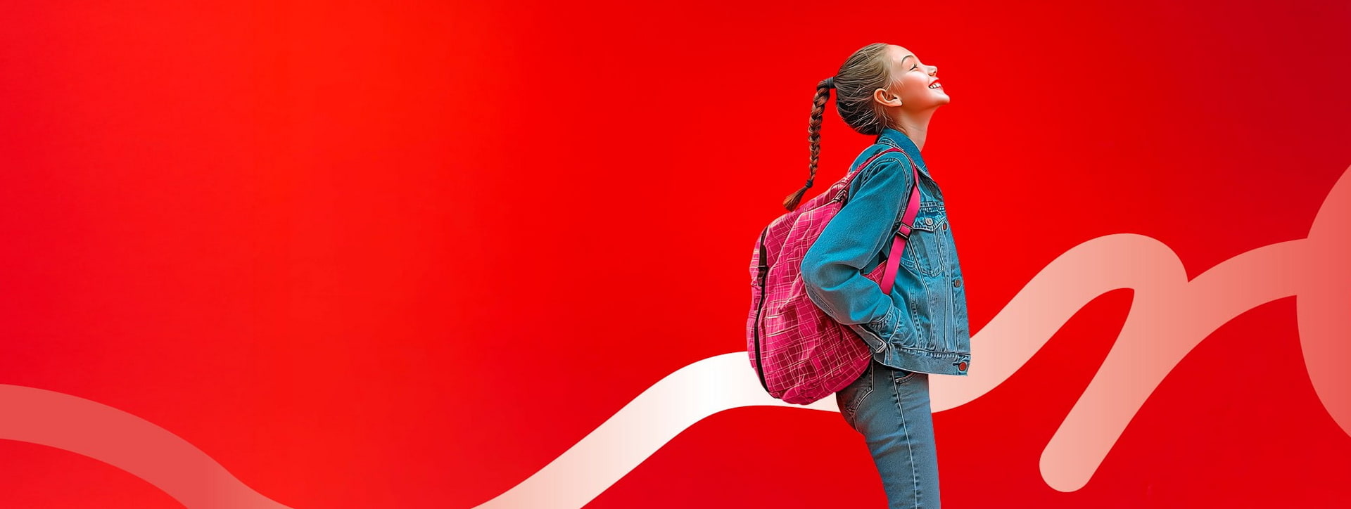 Mädchen mit rosa Rucksack in Jeans und Denim-Jacke läuft lächelnd vor rotem Hintergrund mit weißen Sneakers.